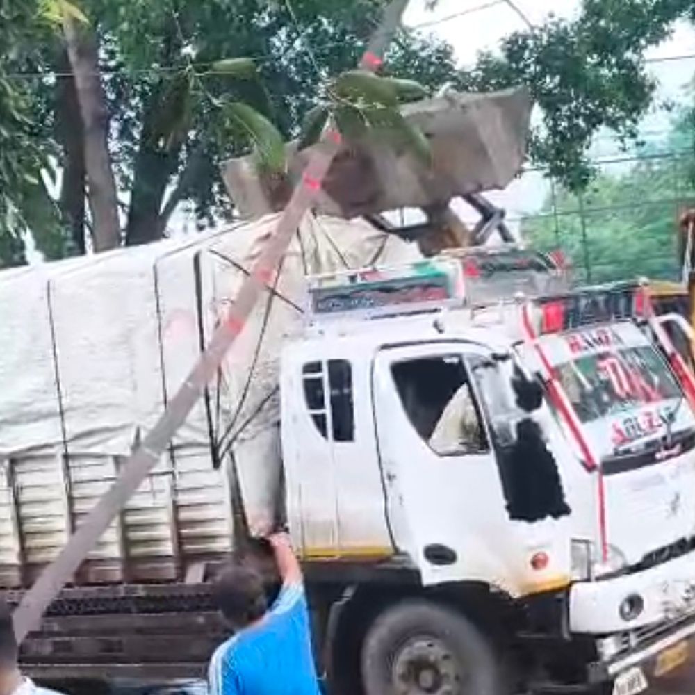 धार में अंडरपास में घुसी मिनी ट्रक, हाइट बार गिरा:खंभा गिरने से एक व्यक्ति घायल, नियम तोड़कर चालक ले गया था वाहन