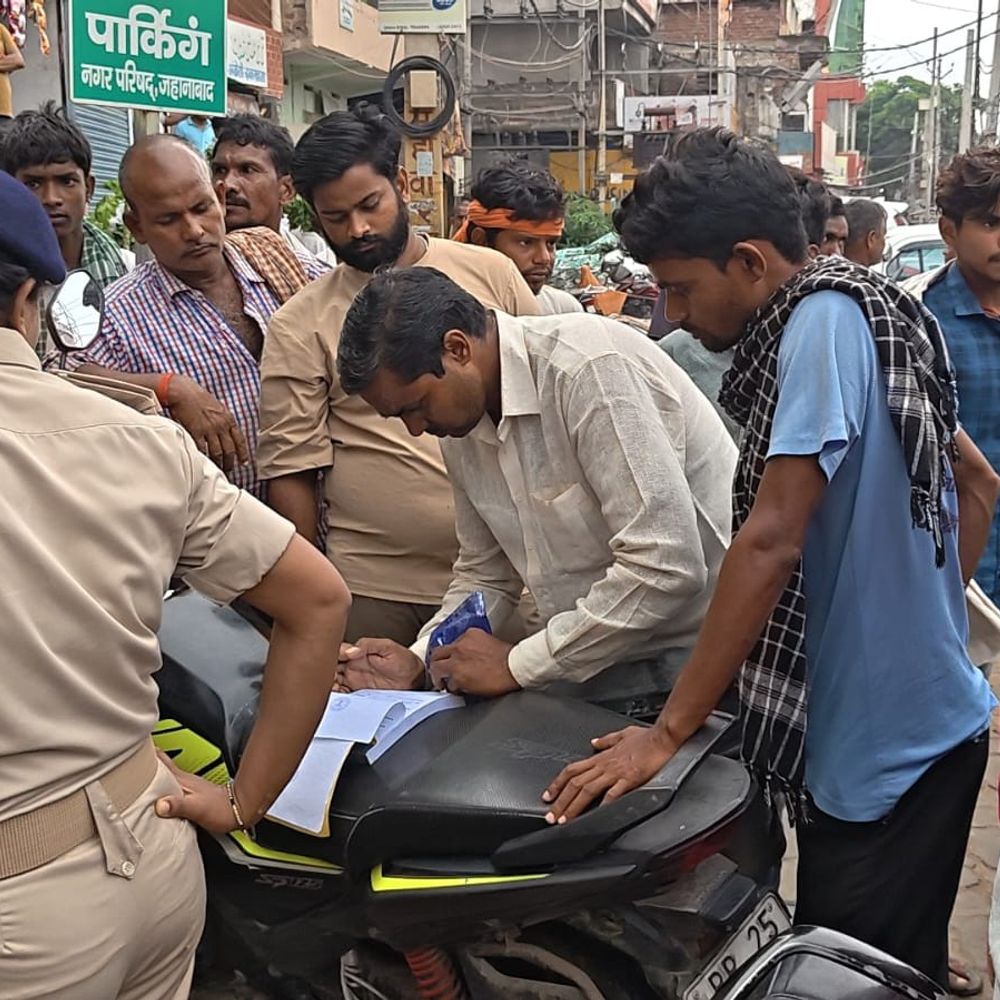 जहानाबाद में अतिक्रमण पर चला प्रशासन का बुलडोजर:राजा बाजार अंडरपास के पास सड़क कराई गई खाली, वैकल्पिक स्थानों पर दुकान लगाने का निर्देश