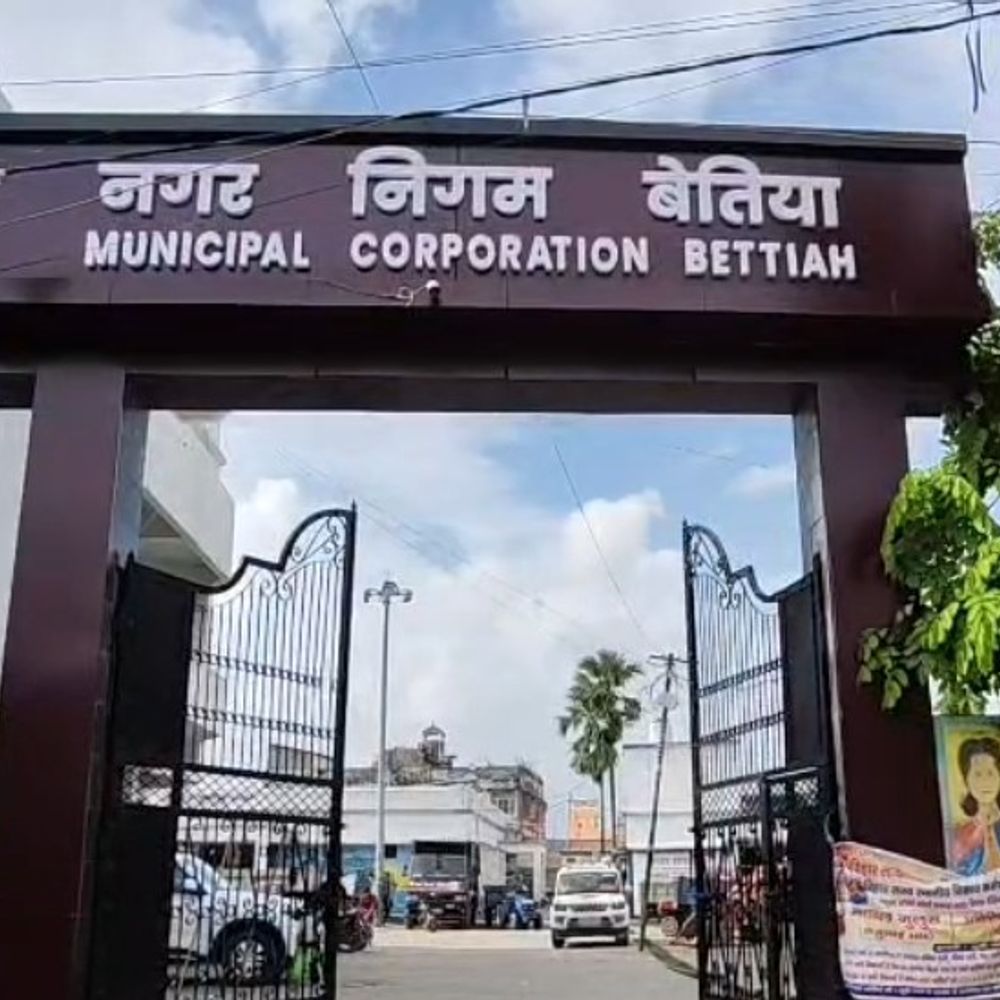 बेतिया छठ-घाट पर डॉग हाउस निर्माण को लेकर विवाद:पार्षद बोले- साजिश कर फसाने की हो रही हैं कोशिश, कर्मियों से मांगी गई थी जानकारी