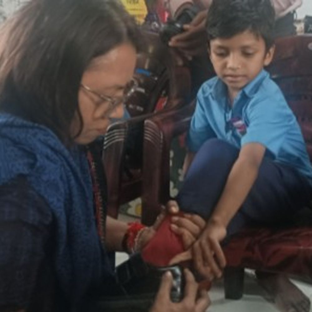 डिंडौरी कलेक्टर ने हॉस्टल में बच्चों को पहनाए मोजे-जूते:जन विश्वास कार्यक्रम में सुनी ग्रामीणों की समस्याएं, दिए निर्देश
