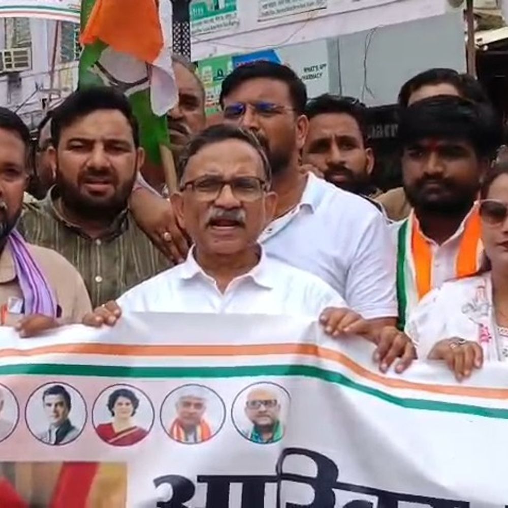 अलीगढ़ में कांग्रेस का कलेक्ट्रेट पर प्रदर्शन:चीनी के दाम बढ़ने पर जताया विरोध, सरकार से इस्तीफे की मांग