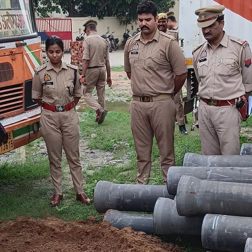15 मुकदमों में जब्त 61 लीटर अवैध शराब नष्ट:न्यायालय के आदेश पर पुलिस ने की कार्रवाई