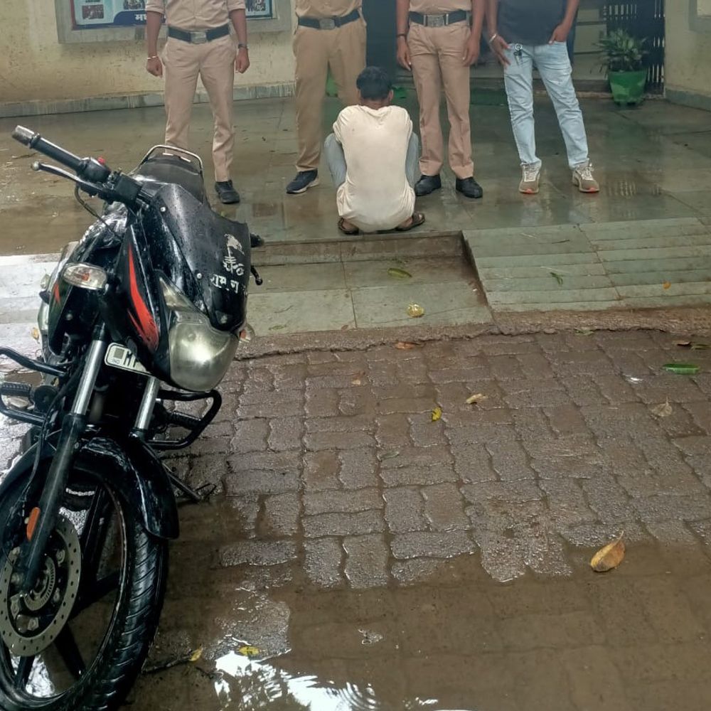 इंदौर रोड से चोरी हुई बजाज पल्सर बरामद:पुलिस ने आरोपी को पकड़ा, रेस्टोरेंट के सामने से हुई थी चोरी