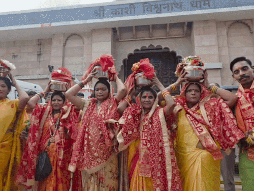 बाबा विश्वनाथ के धाम पहुंची श्रृंगारगौरी केस की वादी महिलाएं:ज्ञानवापी मुक्त करो का लगाया नारा,बाबा विश्वनाथ का किया जलाभिषेक