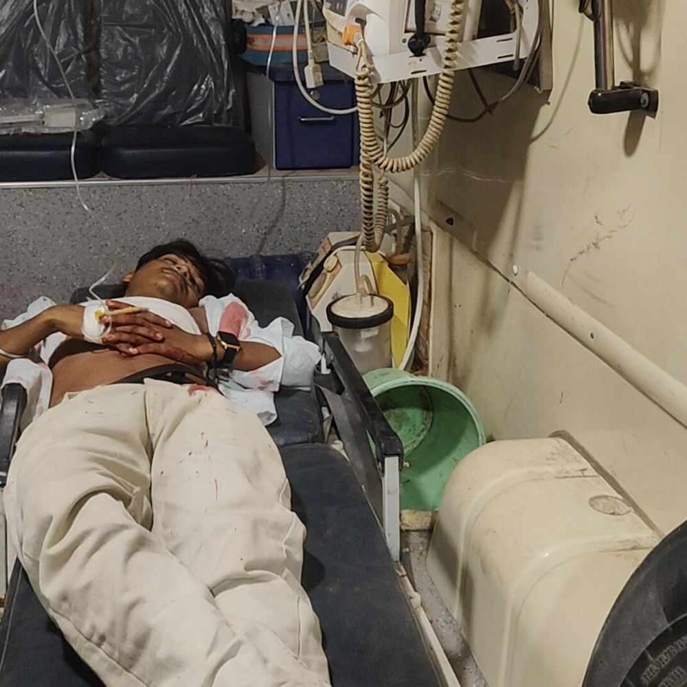 युवक को गोली लगी, तीन नाबालिग गिरफ्तार:चेनारी में दोस्तों के बीच हथियार की जांच के दौरान हुई घटना