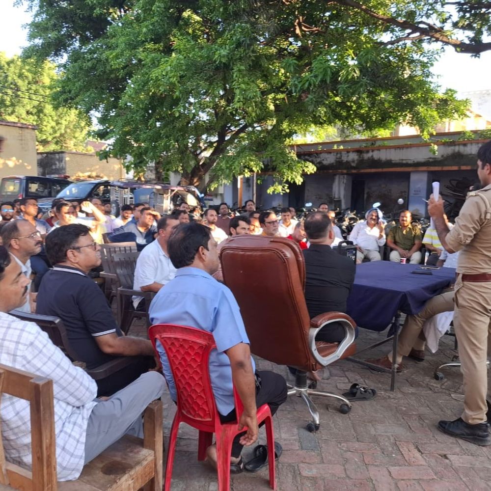 नशीली दवाओं के अवैध कारोबार पर बलरामपुर पुलिस सख्त:बलरामपुर में मेडिकल संचालकों के साथ बैठक, नशे के खिलाफ दिलाई गई शपथ