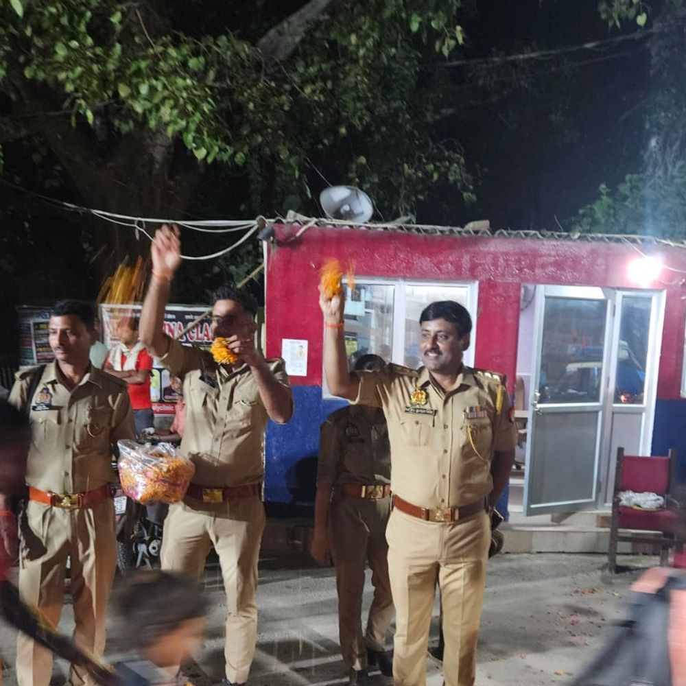 सीतापुर में कांवड़ियों पर बरसे फूल, एसपी ने सुरक्षा परखी:सावन के दूसरे सोमवार पर अलर्ट, एसपी ने चहलारी घाट और अटल चौक का किया निरीक्षण