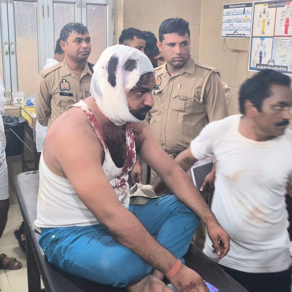 मैनपुरी में युवक पर जानलेवा हमला:20 लोगों पर रॉड-हॉकी से पीटने का आरोप, FIR दर्ज करने की मांग
