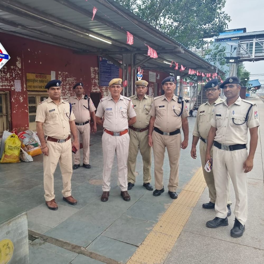 धौलपुर स्टेशन पर सघन चेकिंग अभियान:आरपीएफ-जीआरपी ने प्लेटफॉर्म और संदिग्ध यात्रियों की तलाशी ली