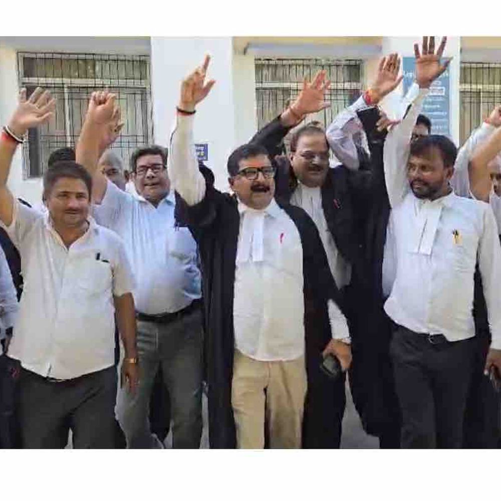 BCI अध्यक्ष से इस्तीफे की मांग का किया विरोध:मोतिहारी में वकीलों ने सिविल कोर्ट परिसर में मीटिंग कर जताई नाराजगी