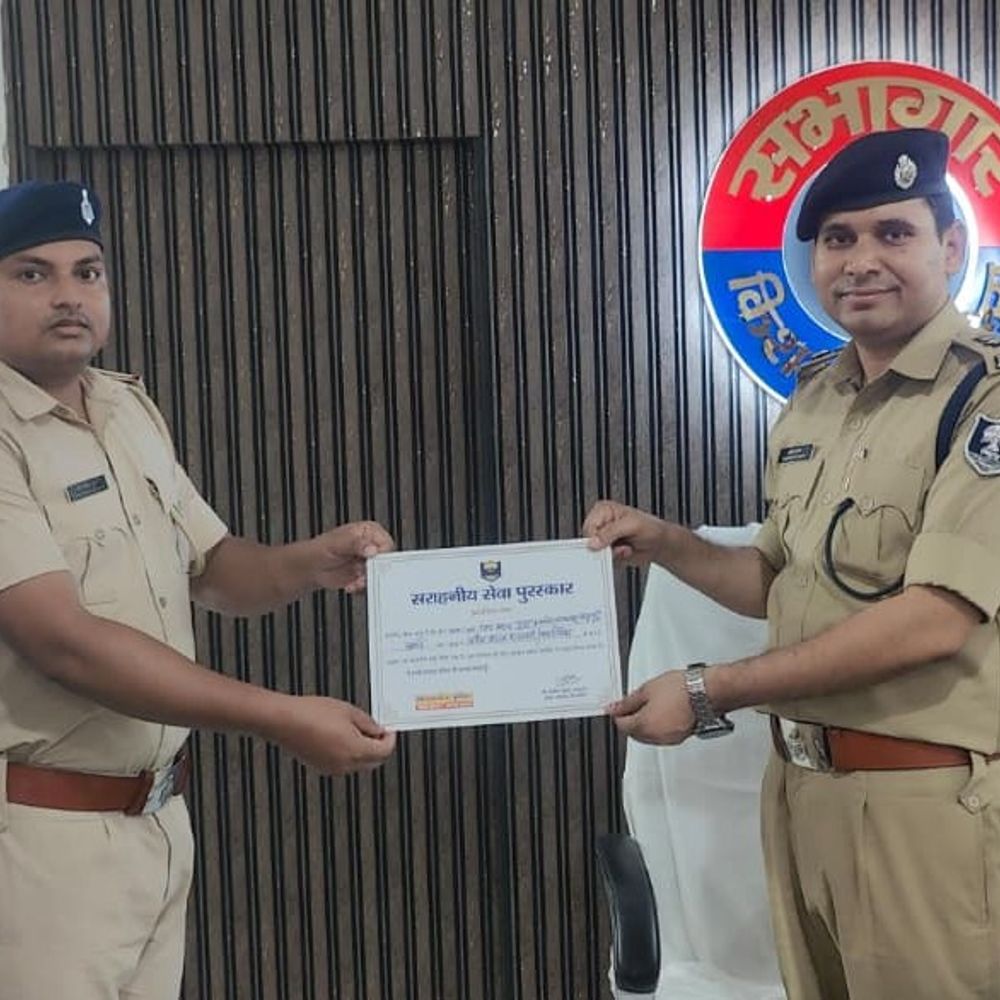 मंथली क्राइम रिव्यु मीटिंग में लॉ एंड ऑर्डर पर फोकस:किशनगंज में SP ने दिए 20 निर्देश, थानाध्यक्ष सम्मानित
