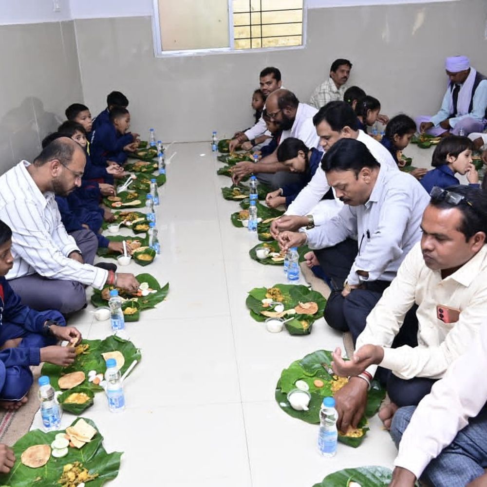 80 छात्रावासों-आश्रमों में पालक-बालक सम्मेलन और नेवता भोज:धनौली में विधायक-कलेक्टर ने किया संवाद, शैक्षणिक सामग्री वितरित