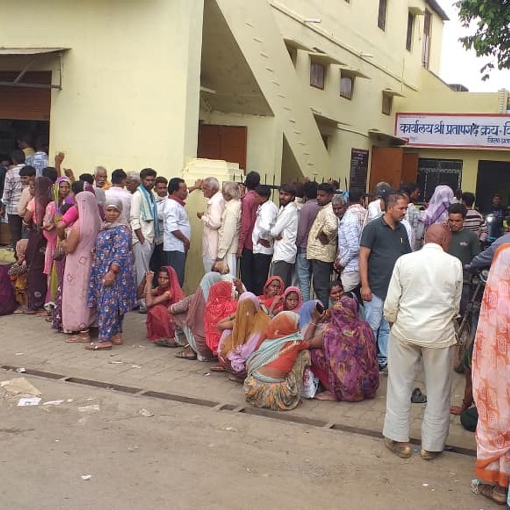 प्रतापगढ़ में यूरिया के सुबह 5-6 बजे से लंबी कतारें:किसान बोले- समिति की लचर व्यवस्था, खेतों में काम अधूरा
