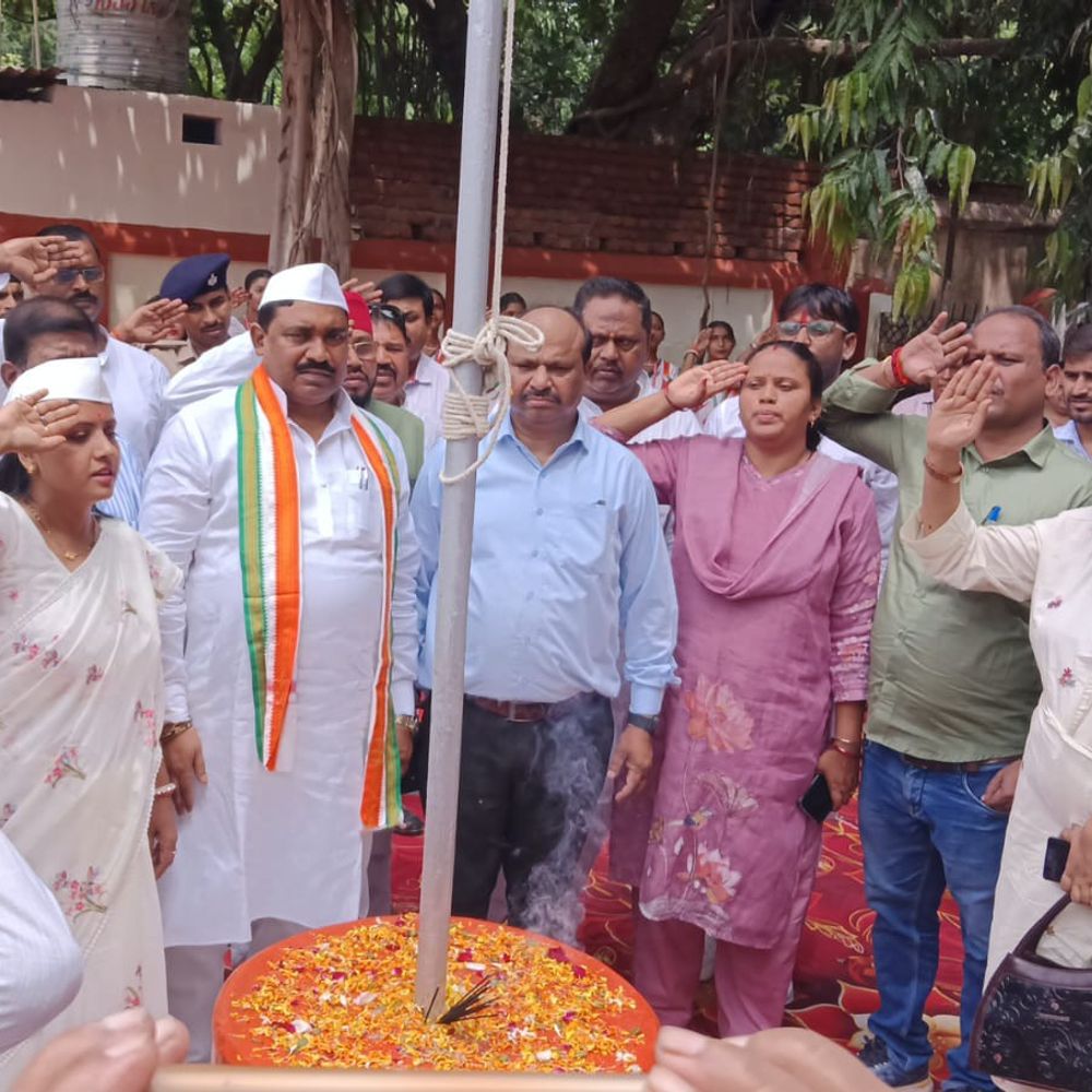 गयाजी जिला परिषद में शान से लहराया तिरंगा:अध्यक्ष, उपाध्यक्ष और डीडीसी ने किया ध्वजारोहण, देशभक्ति के रंग में रंगा परिसर