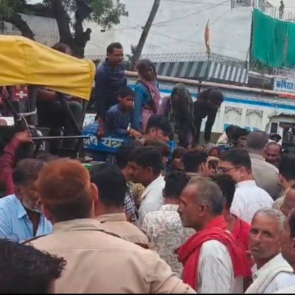 जमीनी विवाद में घायल युवक की डेढ़ महीने बाद मौत:ललितपुर में शव रखकर परिजनों का प्रदर्शन, आरोपियों की गिरफ्तारी की मांग