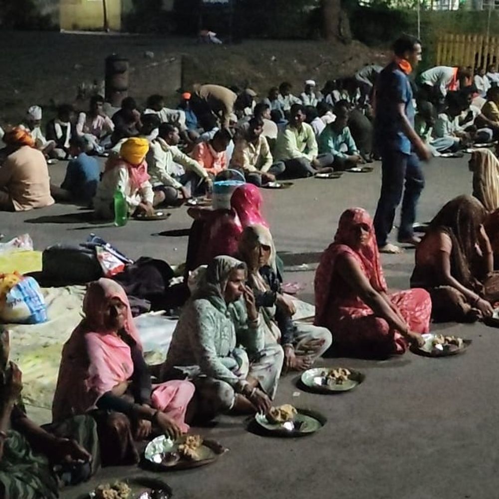 झाबुआ कलेक्ट्रेट में किसानों का धरना जारी:मुआवजे की मांग पर दाल-बाटी खाकर गुजारी रात; बोले- लिखित आश्वासन तक डटे रहेंगे