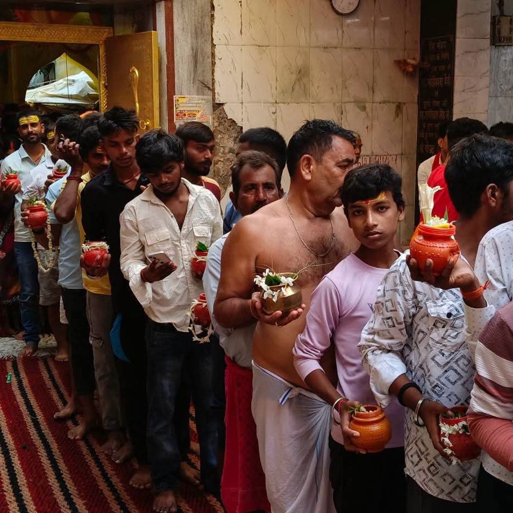 ब्रह्मेश्वर नाथ मंदिर में 50 हजार श्रद्धालुओं ने किया जलाभिषेक:सावन की तीसरी सोमवारी पर उमड़ी भक्तों की भीड़, 1KM लंबी लाइन