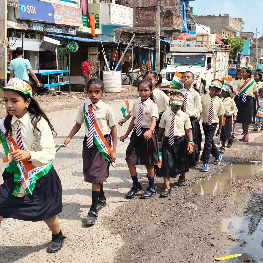 दुल्हिन बाजार में मनाया गया 80वां स्वतंत्रता दिवस:प्रखंड के सरकारी-गैरसरकारी संस्थानों में हुआ ध्वजारोहण