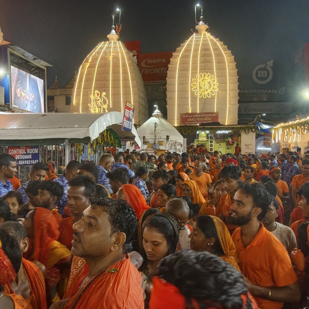 सावन के दूसरे सोमवार को मंदिरों में श्रद्धालुओं की भीड़:देवघर में 3.5 लाख कांवरियों के जलाभिषेक करने की संभावना, रात 12 बजे से लगी कतार