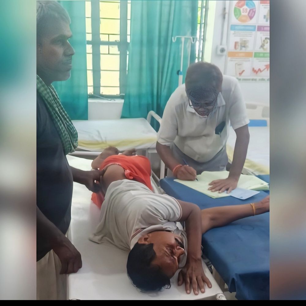 रजौन में दो अलग-अलग हादसे:पेड़ से गिरकर व्यक्ति घायल, बालक को सांप ने डंसा; सीएचसी में दोनों का इलाज जारी