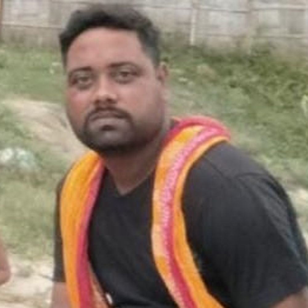 बेतिया में बिजली मिस्त्री की करंट से मौत:पोल पर खराबी ठीक करते समय हुआ हादसा; गर्भवती पत्नी और 2 बच्चों को छोड़ गए