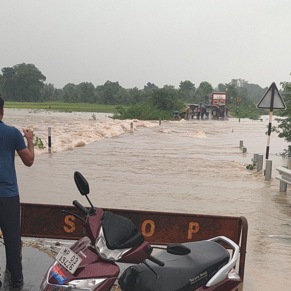 पलेरा-मोहनगढ़ में 24 घंटे में 4 इंच बारिश:टीकमगढ़-झांसी हाईवे बंद, कॉलोनियों में पानी भरा; नाले पर अतिक्रमण से बिगड़े हालात