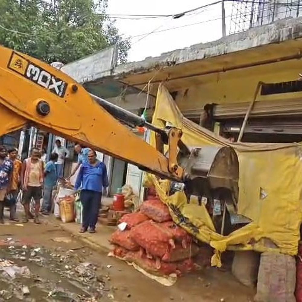जहानाबाद में अतिक्रमण पर चला प्रशासन का बुलडोजर:अरवल मोड़ से हॉस्पिटल मोड़ तक अवैध कब्जे हटाए गए, जाम से लोगों को मिलेगी राहत