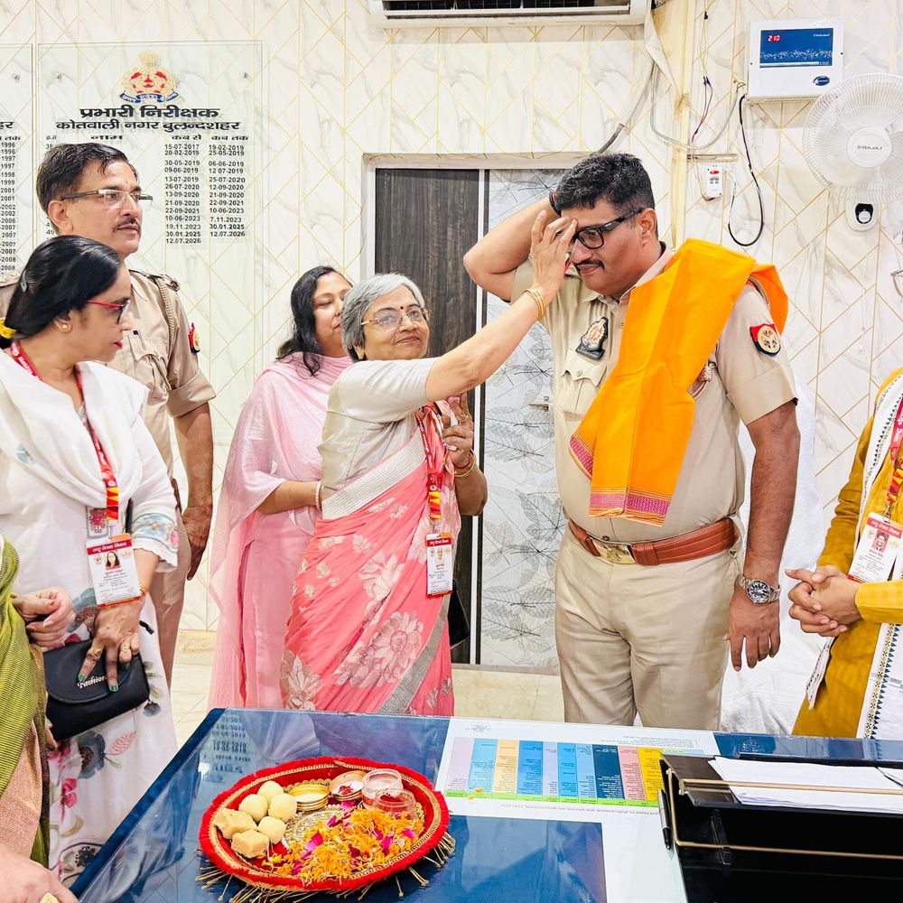 राष्ट्र चेतना मिशन ने पुलिसकर्मियों को बांधी राखी:बुलंदशहर में रक्षाबंधन पर्व पर किया सम्मान