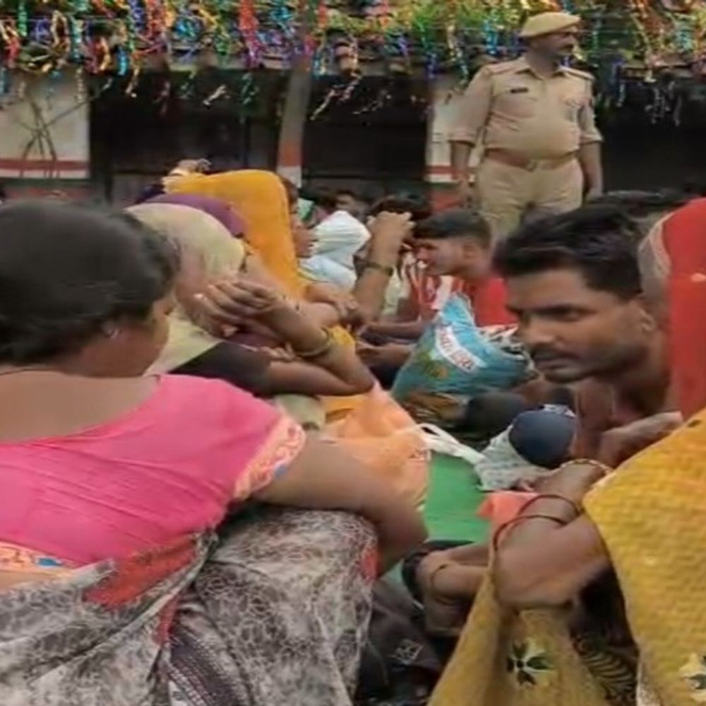 शाहजहांपुर में जेल बंदियों को बहनों ने बांधी राखी:रेप केस में बंद भाई से मिली बहन, महिला बंदियों को भी भाइयों का इंतजार