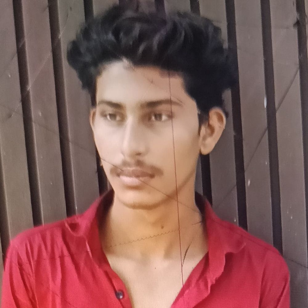 संभल में दो युवकों की मौत:बाइक को ट्रैक्टर-ट्राली ने टक्कर मारी, CCTV में घटना कैद हुई