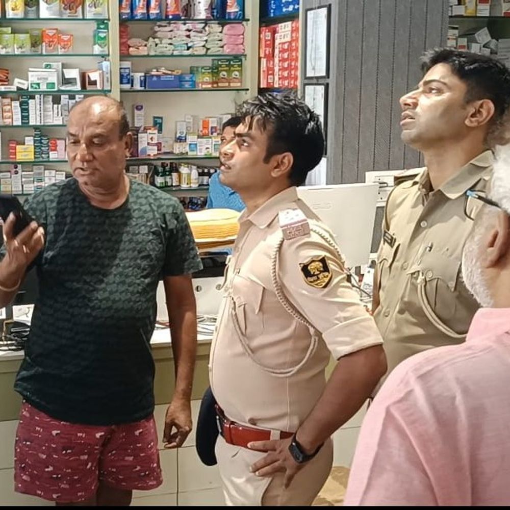 किशनगंज में दवा दुकान से 55-60 हजार की चोरी, CCTV:शटर बिना खोले 2 मिनट में 6 चोरों ने वारदात को दिया अंजाम, 6 इंच का बनाया रास्ता