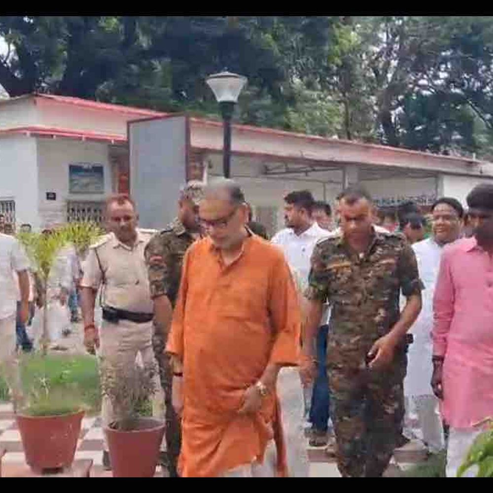 अटल बिहारी वाजपेयी की पुण्यतिथि पर श्रद्धांजलि:मोतिहारी में राधा मोहन सिंह ने किया माल्यार्पण; ‘अटल जी अमर रहें’ के नारे लगाए