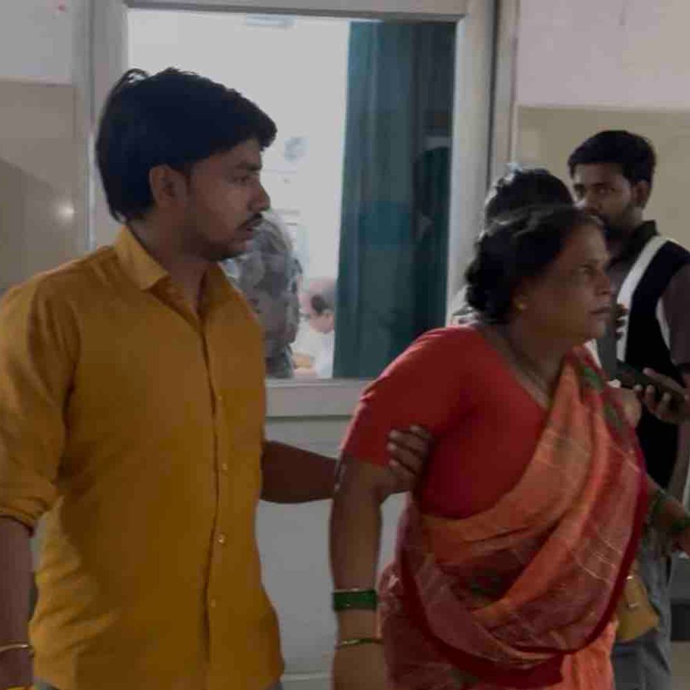 हफ्ता वसूली के विरोध पर मां-बेटे पर हमला:कानपुर में दबंगों ने बांस, लाठी, ईंट से पीटा; बेटा हैलट रेफर