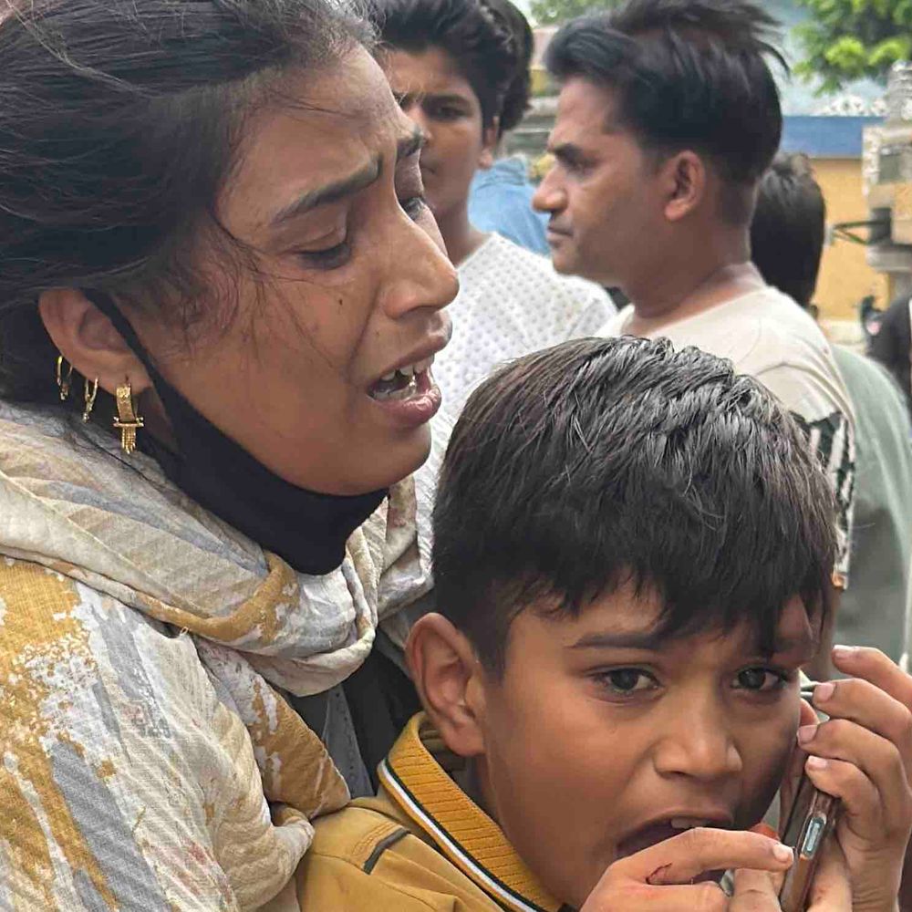 रामपुर में तेज रफ्तार बाइक ने स्कूटी को टक्कर मारी:मां और दो बेटे घायल, जिला अस्पताल में भर्ती