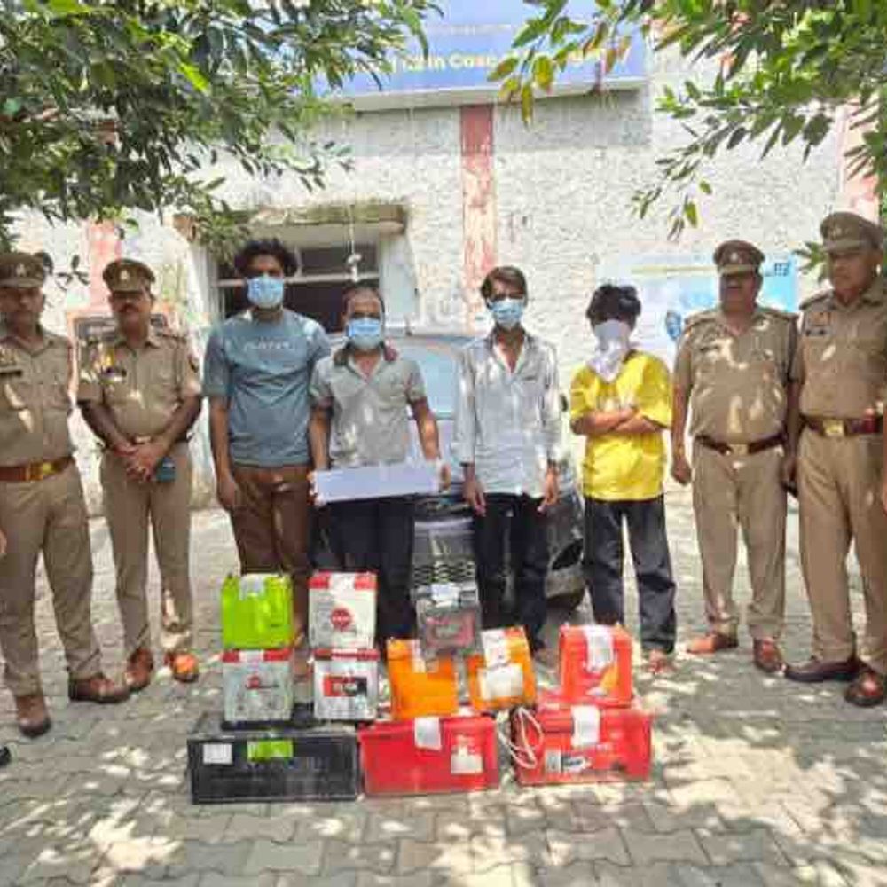 बैटरी चोरी गिरोह के चार आरोपी गिरफ्तार:मधुबन बापूधाम पुलिस ने 11 बैटरियां, औजार और कार बरामद की