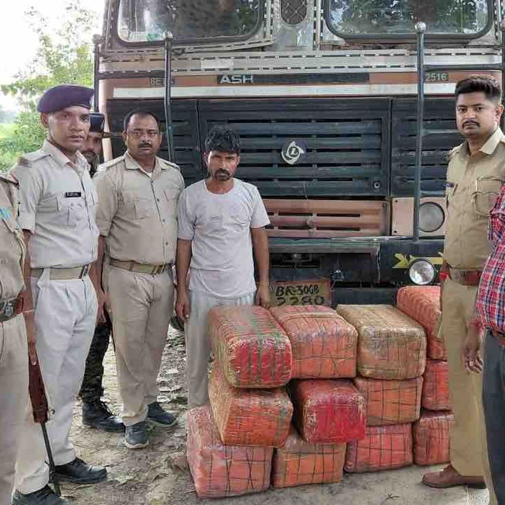 मोतिहारी पुलिस ने ट्रक से 188 किलो गांजा किया जब्त:12 पेटियों में छिपाकर रखा था, ड्राइवर गिरफ्तार
