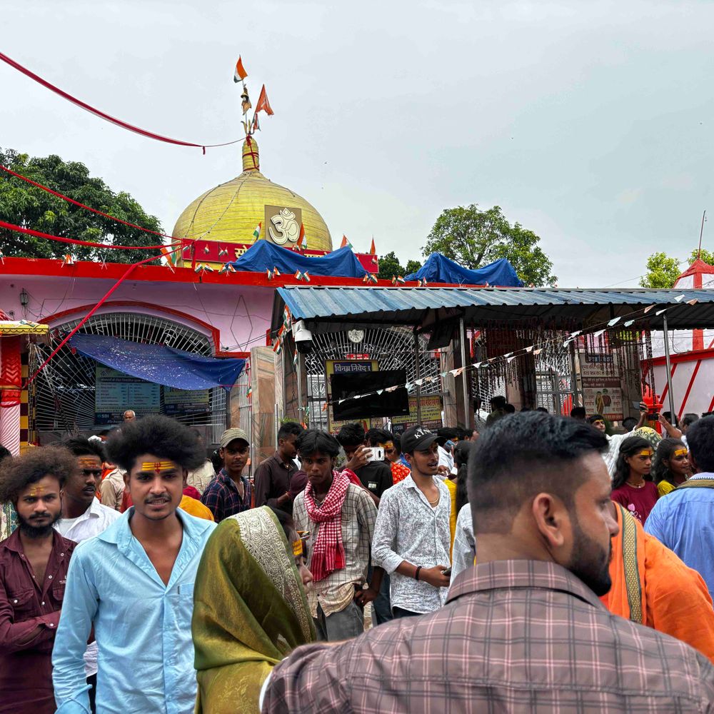 अरेराज सोमेश्वरनाथ मंदिर में हेलीकॉप्टर से पुष्पवर्षा:सावन की तीसरी सोमवारी और नागपंचमी पर पहुंचेंगे 1 लाख श्रद्धालु