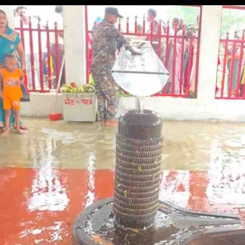 मोतिहारी के विराट रामायण मंदिर में लोगों ने किया जलाभिषेक:जिला प्रशासन ने सुरक्षा के लिए अलर्ट, भीड़ को नियंत्रित करने के लिए लगाई गई बैरिकेडिंग