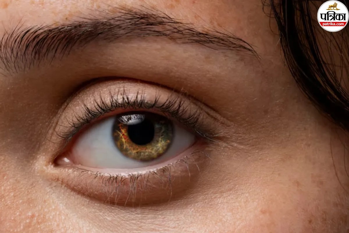 Macular Hole: आंखों के सामने धुंधलापन और सीधी रेखाएं दिखें टेढ़ी, AAO से जानें कहीं मैकुलर होल तो नहीं