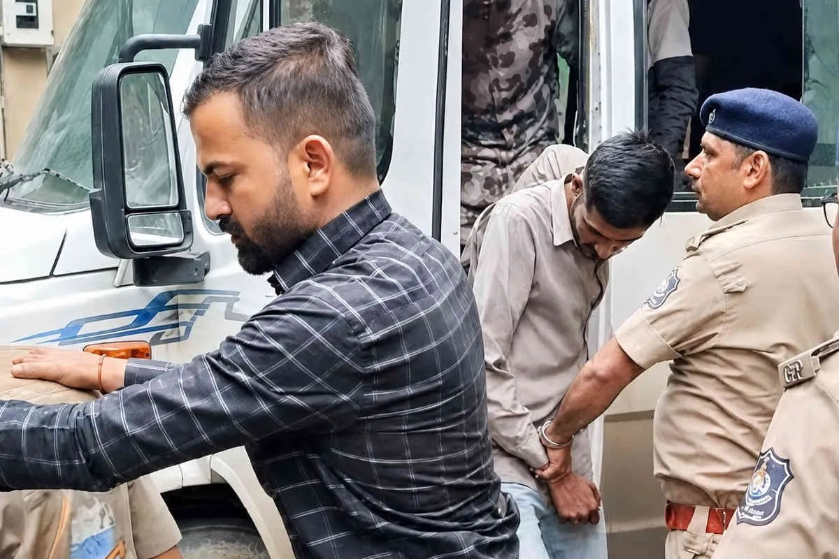 Gujarat: नकली शराब बनाने के लिए बुलाया था ‘डॉक्टर’, पीने से उसकी भी मौत, 13 गिरफ्तार, 6 पुलिसकर्मी निलंबित
