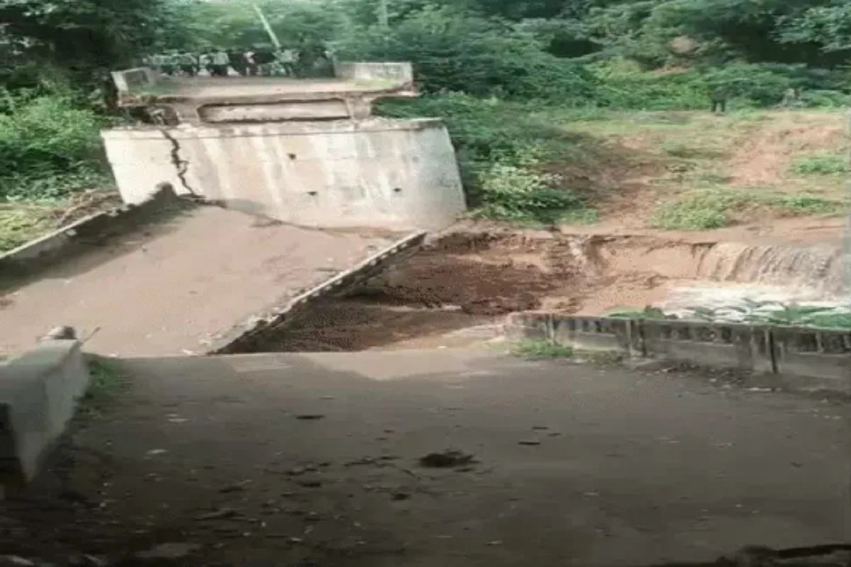 खेड़ा जिले में चितलाव-सरदारपुरा के बीच पुल हुआ धराशायी