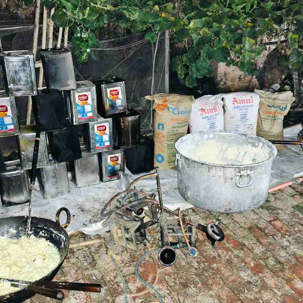 गाजियाबाद में 160 किलो मिलावटी खोया पकड़ा:17 टिन वनस्पति फैट और स्किम्ड मिल्क पाउडर भी मिला, नष्ट कराया