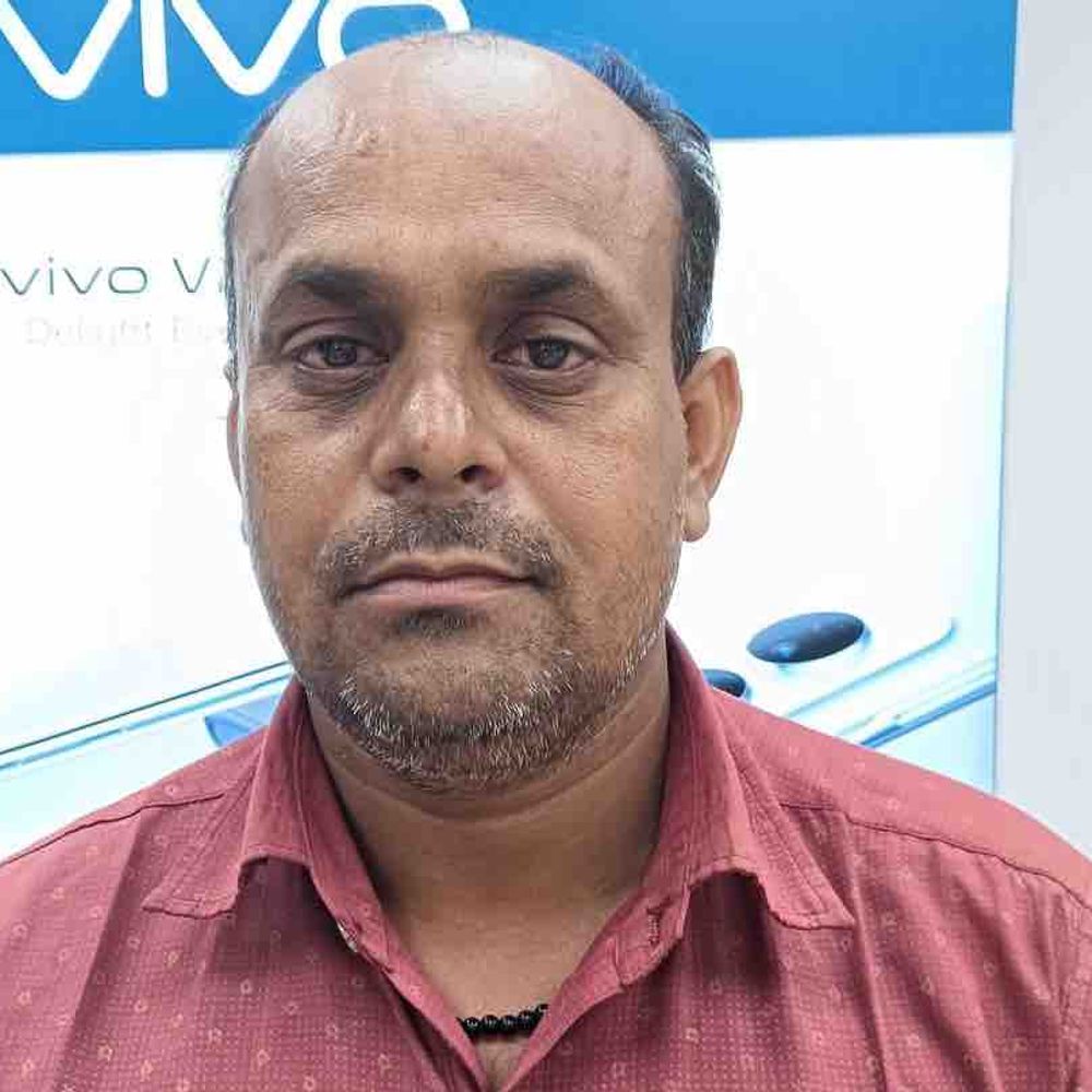 सिर पर लोहे की रॉड से किया हमला;अधेड़ की मौत:मोतिहारी में पत्नी-बेटी घायल, डॉ़क्टर ने महिला के टूटे हाथ पर बांधा कार्डबोर्ड
