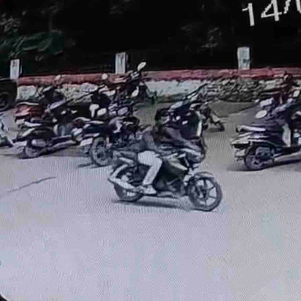कानपुर अस्पताल से युवक की बाइक चोरी:बीमार साली को देखने गया था, 50 मिनट में मोटरसाइकिल गायब; CCTV में कैद