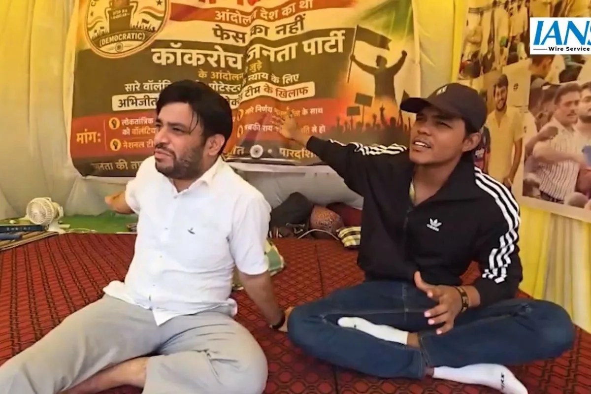 CJP में बगावत की आहट? अभिजीत दीपके के घर के बाहर भूख हड़ताल, दो युवाओं की बिगड़ी तबीयत; बोले- ‘हमें एक और केजरीवाल नहीं चाहिए’