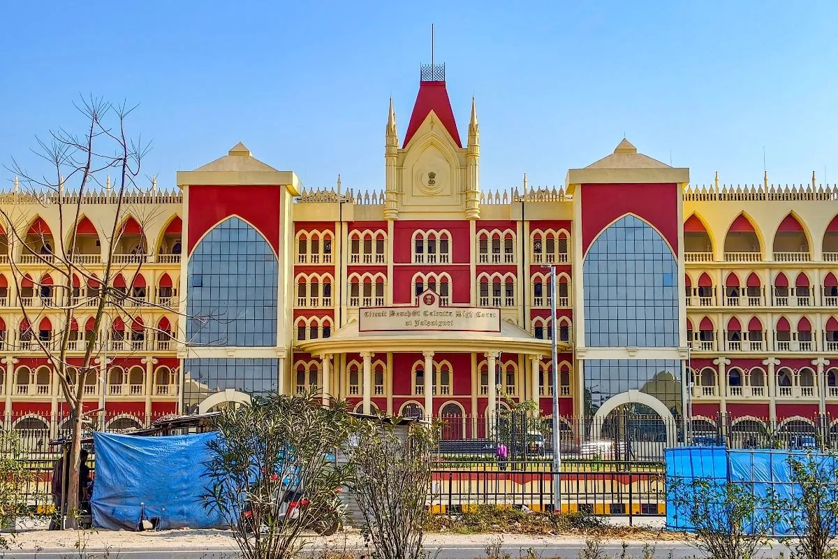 ‘अदालत में ऐसी बदजुबानी?’ जज को अपशब्द कहने पर भड़का कलकत्ता हाई कोर्ट, वकील को दी लाइव कैमरे पर माफी की सजा!