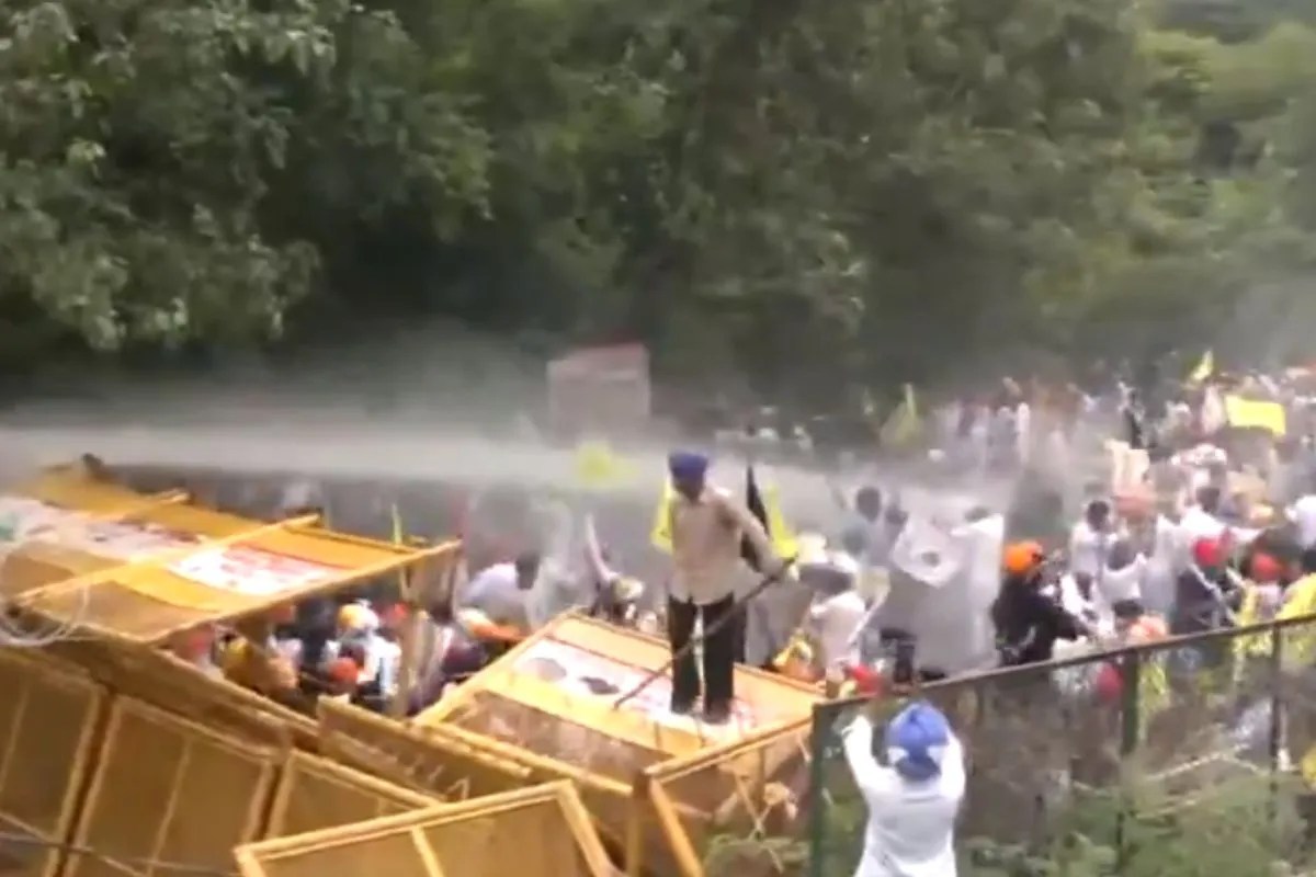 चंडीगढ़ में सिख कैदियों की रिहाई पर बवाल! ‘कौमी इंसाफ मोर्चा’ पर पुलिस ने छोड़ी आंसू गैस, चलाया वॉटर कैनन