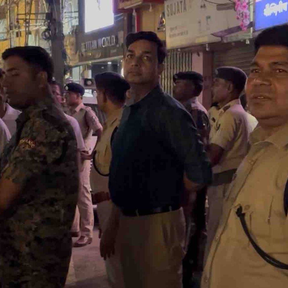 मोतिहारी में महावीरी झंडा जुलूस शांतिपूर्ण संपन्न:डीएम-एसपी ने किया पैदल मार्च, संवेदनशील जगहों पर पुलिस तैनात, धारदार हथियार-मशाल हटवाई गई