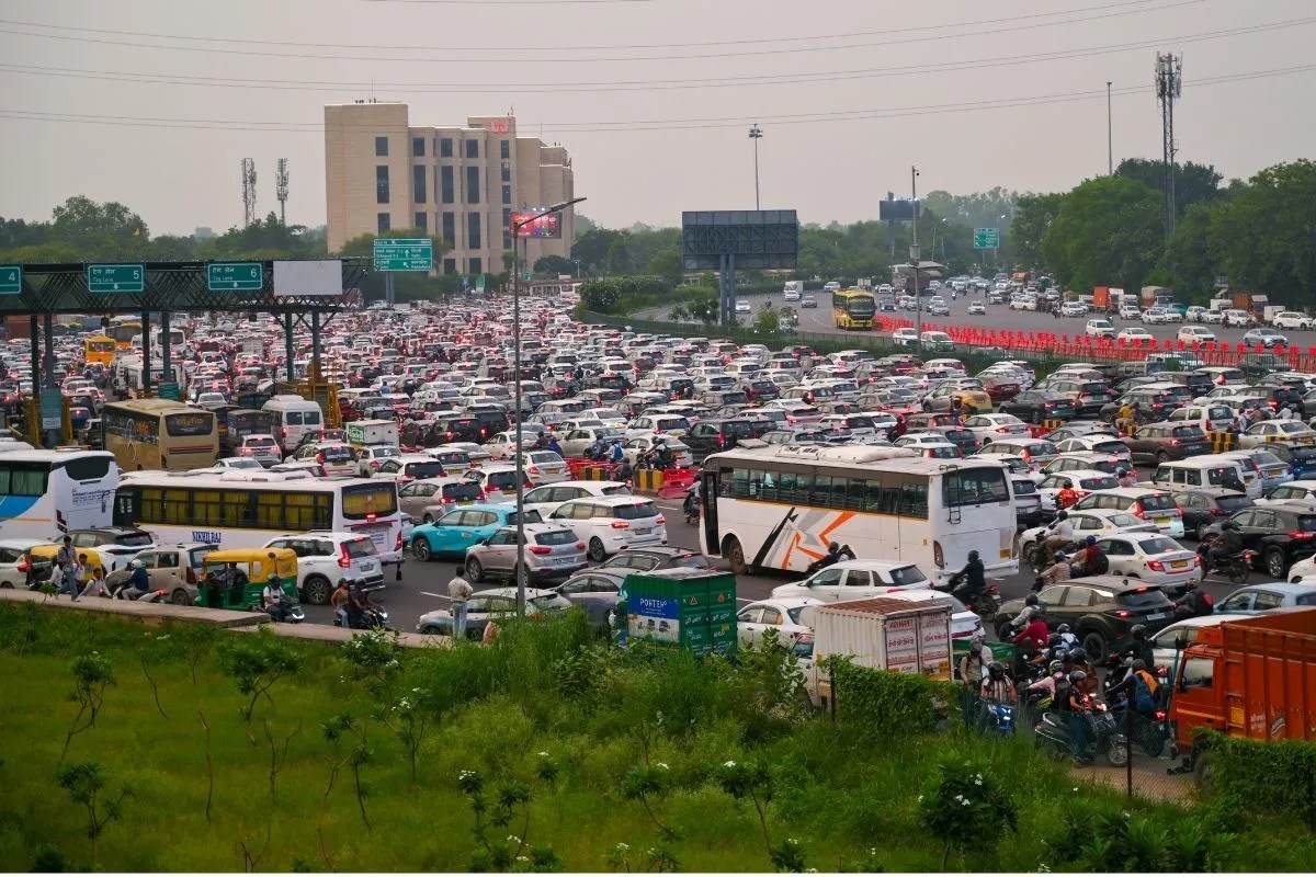 ‘छुट्टी तो रास्ते में ही खत्म!’ दिल्ली-NCR में राखी पर लगा ऐसा जाम, घंटों रेंगती रहीं गाड़ियां