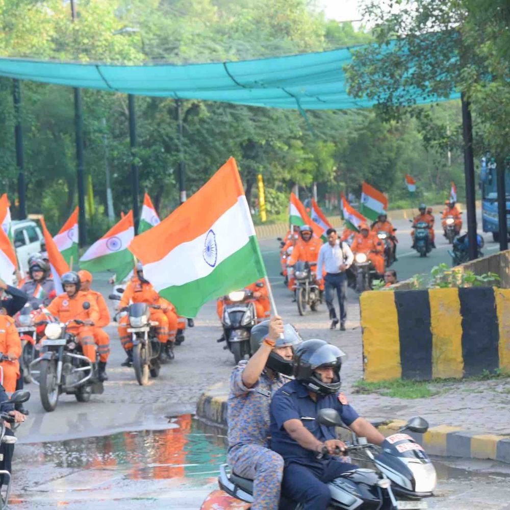 एनडीआरएफ ने गाजियाबाद में निकाली ‘हर घर तिरंगा’ रैली:अभियान के तहत देशभक्ति और एकता का संदेश दिया